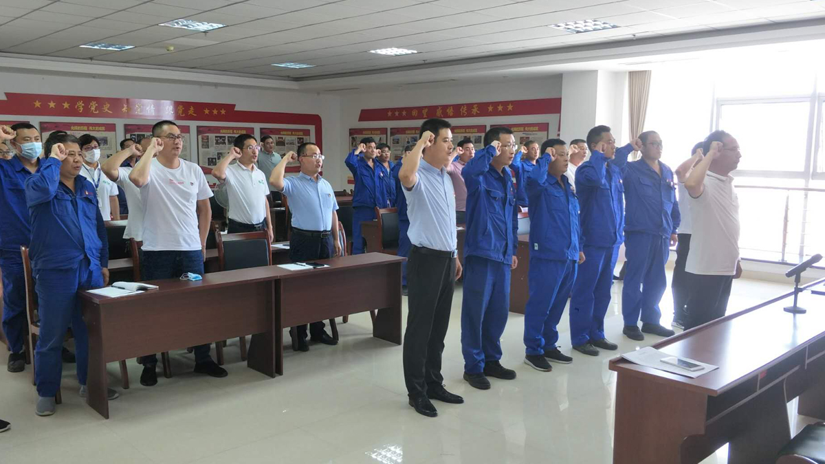 公司黨委組織2019年度新發(fā)展黨員進行入黨宣誓儀式 (3).jpg